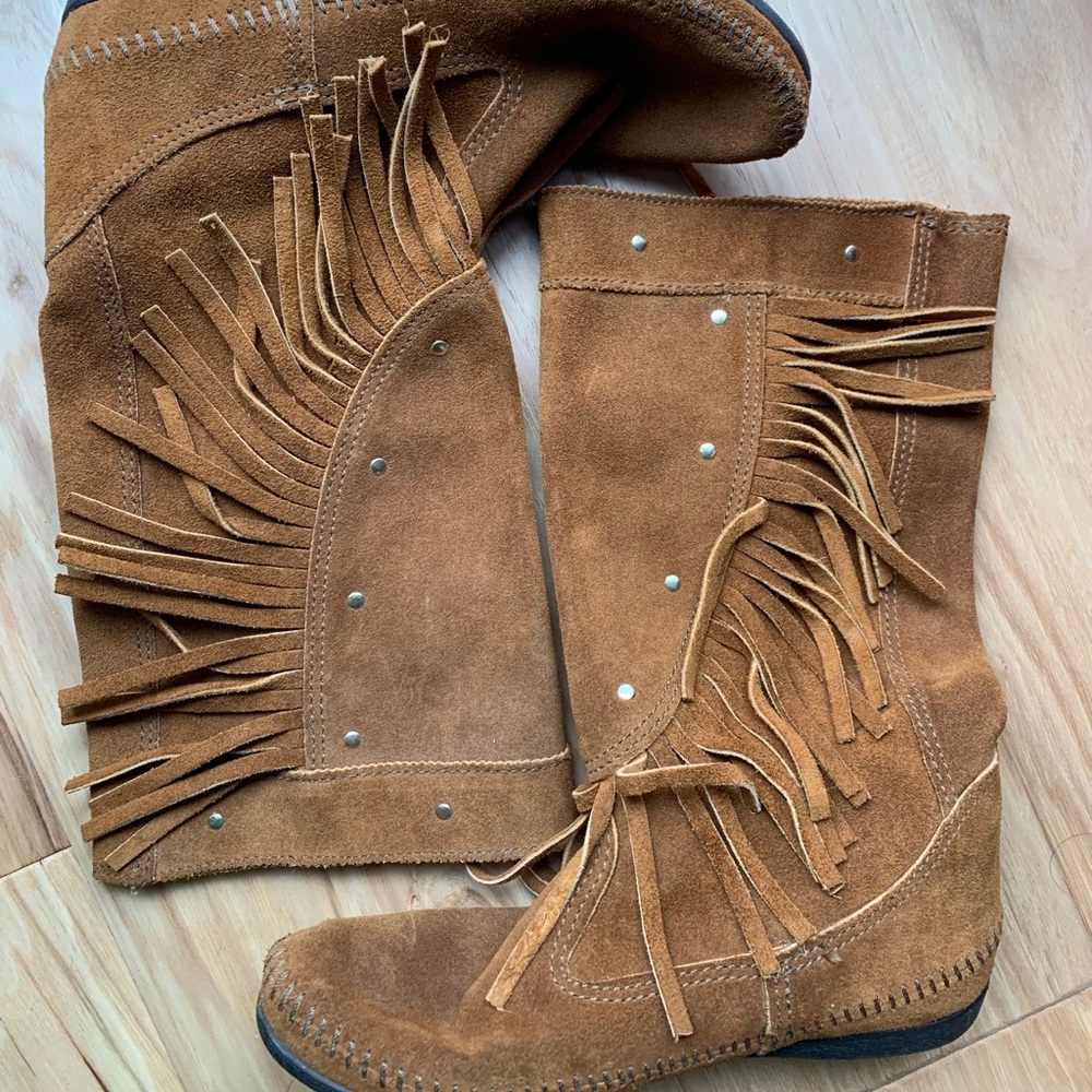 MINNETONKA FRINGE BOOTS (7) GUC